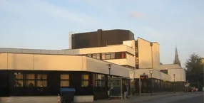 Sanierte und mit Silicatfarbe beschichtete Betonfassade des Kulturzentrums Herne